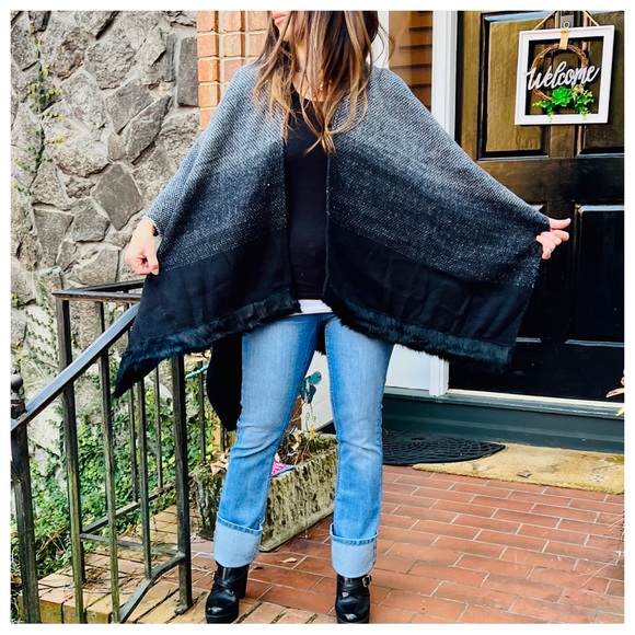 fabulous faux fur trim poncho shawl - Picture 4 of 6